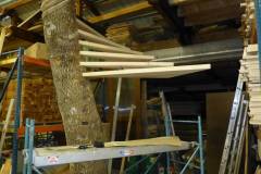 Fabrication de l'escalier en bois dans l'atelier