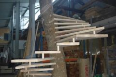 Fabrication de l'escalier en bois dans l'atelier